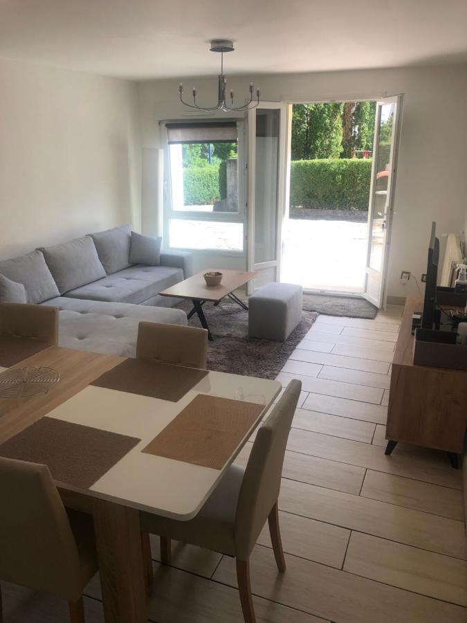 Logement Au Calme Dans Une Maison. Moirans-en-Montagne Zewnętrze zdjęcie
